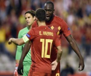 Romelu Lukaku celebra con Hazard después de marcar el segundo gol durante la victoria Bélgica ante Suiza. Foto AFP