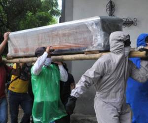 El gobierno cree que pueden haber otros 675 fallecidos por la Covid-19, tras ser registrados como sospechosos. Foto: AFP.