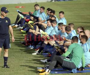 Los australianos en el césped del estadio Morazán de San Pedro Sula. (Fotos: Amílcar Izaguirre / Grupo Opsa)