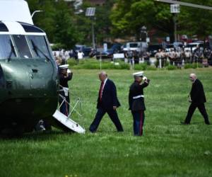 Donald Trump fue visto este sábado practicando su deporte favorito, el golf. Foto AFP