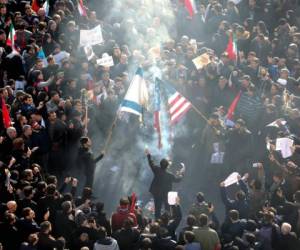 La bandera de Estados Unidos y la de Israel fueron quemadas en medio de las masivas protestas en Irán tras la muerte del general Qasem Soleimani. (AFP)