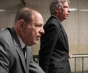 Harvey Weinstein, izquierda, llega a la corte penal de Manhattan para un día de testimonios en su juicio por abuso sexual y violación el 31 de enero de 2020 en Nueva York.