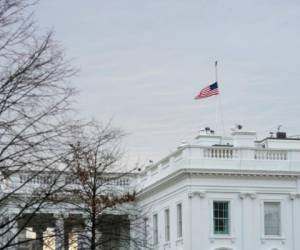 La bandera de Estados Unidos que fue bajada a media asta en señal de luto por la masacre perpetrada en Parkland. Foto: AFP