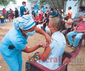 El proceso de aplicación de dosis anticovid es más fluido en Comayagua debido a la cantidad de puntos de vacunación habilitados. Foto: El Heraldo