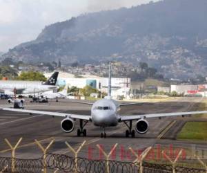 El gobierno entregó el aeropuerto internacional Toncontín sin un proceso de licitación. Foto: EL HERALDO.