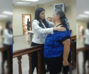 Susette Atuán Rojas, prima de Mario Zelaya, exdirector del Seguro Social, fue absuelta esta domingo del delito de lavado de activos en el caso Empresas Fantasmas-IHSS por la Sala II del Tribunal de Sentencia. Tras conocer el fallo, se fundió en un abrazo con su madre.