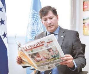 Igor Garafulic, representante de la ONU en Honduras, destacó la portalibilidad del nuevo formato en la versión impresa de EL HERALDO. Foto: Johny Magallanes