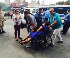 Una persona de la tercera edad resultó herida en el atentado contra la empresa de transporte Discovery. Foto: Hospital Escuela.