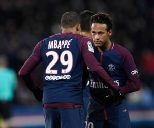 Kylian Mbappé junto a Neymar celebrando un gol del PSG en la Ligue 1 de Francia. (AFP)