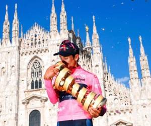El colombiano Egan Bernal celebra tras ganar el Giro de Italia en Milán, el domingo 30 de mayo de 2021. Foto: AP