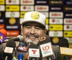 Ante unos 15 micrófonos y con un discurso más claro y fluido que el que ofreció el día de su presentación, Maradona aprovechó para rechazar las críticas de los periodistas mexicanos. Foto: AFP