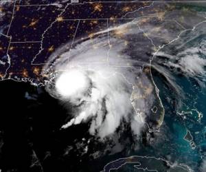 El Centro Nacional de Huracanes (NHC) dijo que Sally se degradó a categoría 1 y que avanza con vientos máximos sostenidos de 140 kilómetros por hora. Foto AP