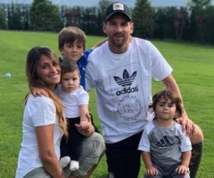 Messi compartió la fotografía en Instagram junto a su esposa e hijos.