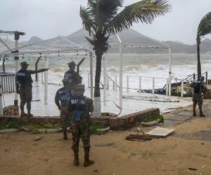 Miembros de la Armada de México patrullan una playa antes de la llegada del huracán Norma a Los Cabos, estado de Baja Californa, México, el 21 de octubre de 2023.