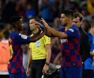 Luis Suárez celebrando con el joven Ansu Fati en el FC Barcelona. (AFP)