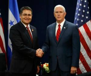 Juan Orlando Hernandez, presidente de Honduras y el vicepresidente de Estados Unidos Mike Pence. (Foto: AP)