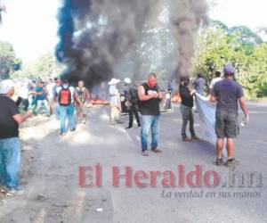 Durante varias horas estuvo interrumpido el paso por el puente del río Danto. Foto: El Heraldo