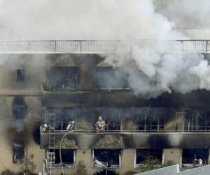 Bomberos trabajan en la extinción de un incendio en el edificio de tres plantas donde se encuentra el estudio de animación Kyoto Animation, en Kioto, Japón, el 18 de julio de 2019. (Kyodo News vía AP)