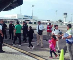 Los catrachos arribaron al Aeropuerto Ramón Villeda Morales. Foto INM|Twitter