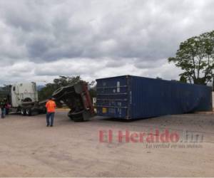 Así quedó la rastra en medio de la carretera que conduce a Danlí. Foto: Estalin Irías/ EL HERALDO