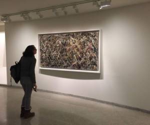 Alchemy, una obra de Jakson Pollock, una de las obras que se exhibe en el Museo Guggenheim de Nueva York (Foto: AFP/ El Heraldo Honduras/ Noticias de Honduras)