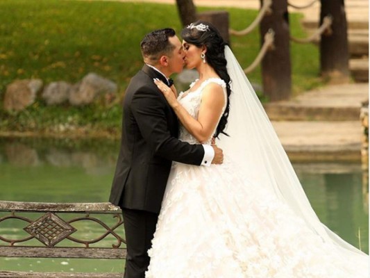Edwin Luna besó tras la boda a su esposa Kimberly Flores. Foto: @edwinlunat/Instagram.
