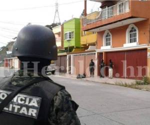 Agentes de la Policía Militar y de la Atic intervienen vivienda en residencial El Trapiche. Fotos: Alex Pérez. EL HERALDO. Operación Sultán. Sultán Honduras.