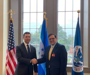 El secretario interino de Seguridad Nacional de Estados Unidos, Kevin McAleenan, junto al canciller hondureño Lisandro Rosales en una reunión del 19 de septiembre. Foto: Cortesía Cancillería de Honduras.