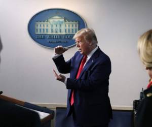 El presidente Donald Trump hablando sobre el coronavirus en la sala de prensa James Brady en la Casa Blanca en Washington, mientras escuchan el vicepresidente Mike Pence y la doctora Deborah Birx, la coordinadora de la respuesta al coronavirus de la Casa Blanca. (AP Foto/Alex Brandon, Archivo).