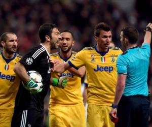 Cuando el árbitro señaló el penalti, el italiano Buffon no se pudo contener y fue directo a encararse con el réferi. Fotos AFP