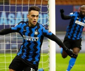 Lautaro Martínez del Inter de Milán celebra tras marcar el tercer gol en el partido contra la Lazio en el partido de la Serie A. FOTO: AP