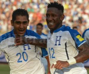 Romell Quioto y Jorge Claros celebran uno de los últimos goles de Honduras en las eliminatorias rumbo a Rusia 2018. Foto: AFP / El Heraldo.