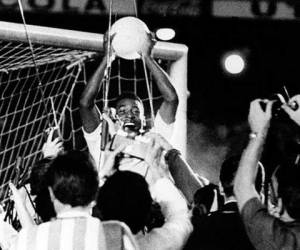 Los 65,157 espectadores que habían comprado una entrada en el mítico estadio Maracaná, por una vez celebraron por todo lo alto un gol rival. Foto: Altas Pulsaciones.