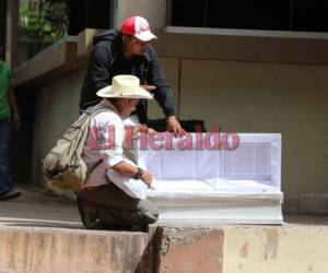 El papá del menor llegó con el ataúd blanco a la morgue capitalina para reclamar el cadáver. Foto: Estalin Irías/EL HERALDO