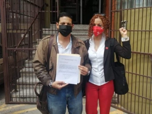 Lucky Medina y Natalie Roque presentaron su renuncia ante el Consejo Nacional Electoral (CNE).