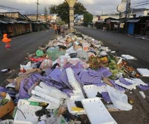 Desde las 6:00 de la mañana los efectivos de las cuadrillas de aseo de la comuna capitalina iniciaron la limpieza de las calles y avenidas de la capital. Fotos David Romero