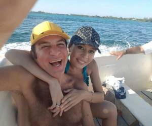 La pareja disfrutó de las bellas playas de Utila. /Foto Facebook Iroshka Elvir de Nasralla/