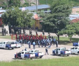 La presencia policial y militar fue captada por EL HERALDO en las afueras del recinto carcelario. Foto: Alex Pérez/EL HERALDO.