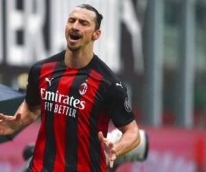 Zlatan Ibrahimovic tras marcar el primer gol del Milan en el partido contra Crotone en la Serie A italiana, el domingo. Foto: AP.