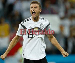 El alero de Alemania Thomas Mueller celebra después de ganar al final del partido de fútbol del Grupo F de la Copa Mundial 2018 entre Alemania y Suecia.