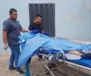 Momento en que la víctima es trasladada a la morgue.