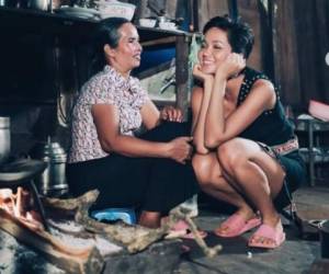 H'Hen Niê, Miss Vietnam, y su madre en su hogar. | Cortesía Instagram