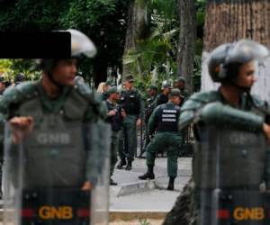 Algunos de los dirigentes procesados habían aparecido junto a Guaidó durante el fallido alzamiento militar a las afueras de una base aérea de Caracas. FOTO: AP