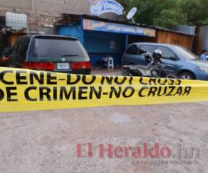 El cuerpo del hombre quedó tirado afuera de la caseta. Foto: Jimmy Argueta / EL HERALDO.