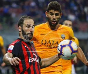 En la acción Gonzalo Higuaín disputa el balón ante Federico Fazio de la Roma. Foto: AP