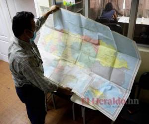 El geógrafo Pablo Díaz lleva años estudiando la cartografía de Honduras, un proceso que -según dijo- se ha trazado debido a procesos políticos, religiosos y hasta por los grupos étnicos. Foto: Emilio Flores/ EL HERALDO.