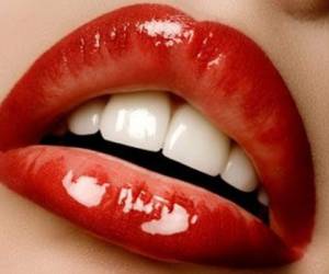 También puedes aplicar sobre tus labios un poco de base de maquillaje, para que intensifique el color. (Foto: Entre Bellas)