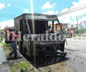 El vehículo fue quemado en la colonia Roble Oeste a plena mañana de ayer lunes.
