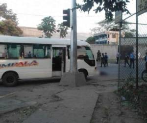 El conductor quedó tirado al lado de la unidad. Al lugar llegaron miembros de la Policía Nacional. Foto: Cortesía