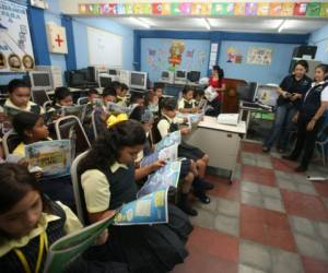 Los niños ambientalistas mientras leen el material donado por El Heraldo. Foto: Efraín Romero/El HEraldo